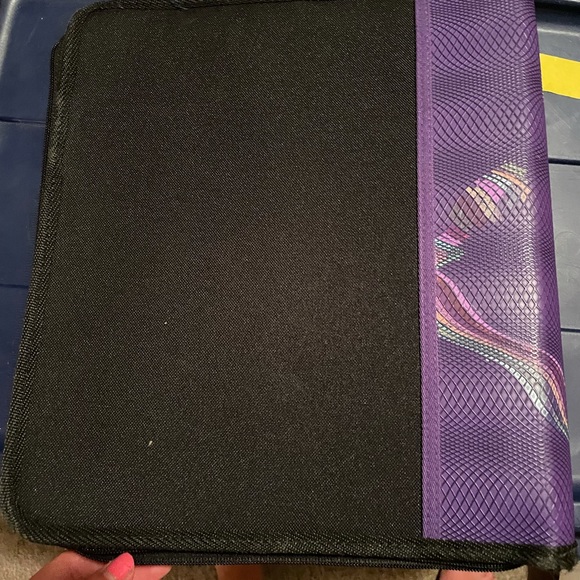 Basic binder with zipper pouch - Picture 3 of 3